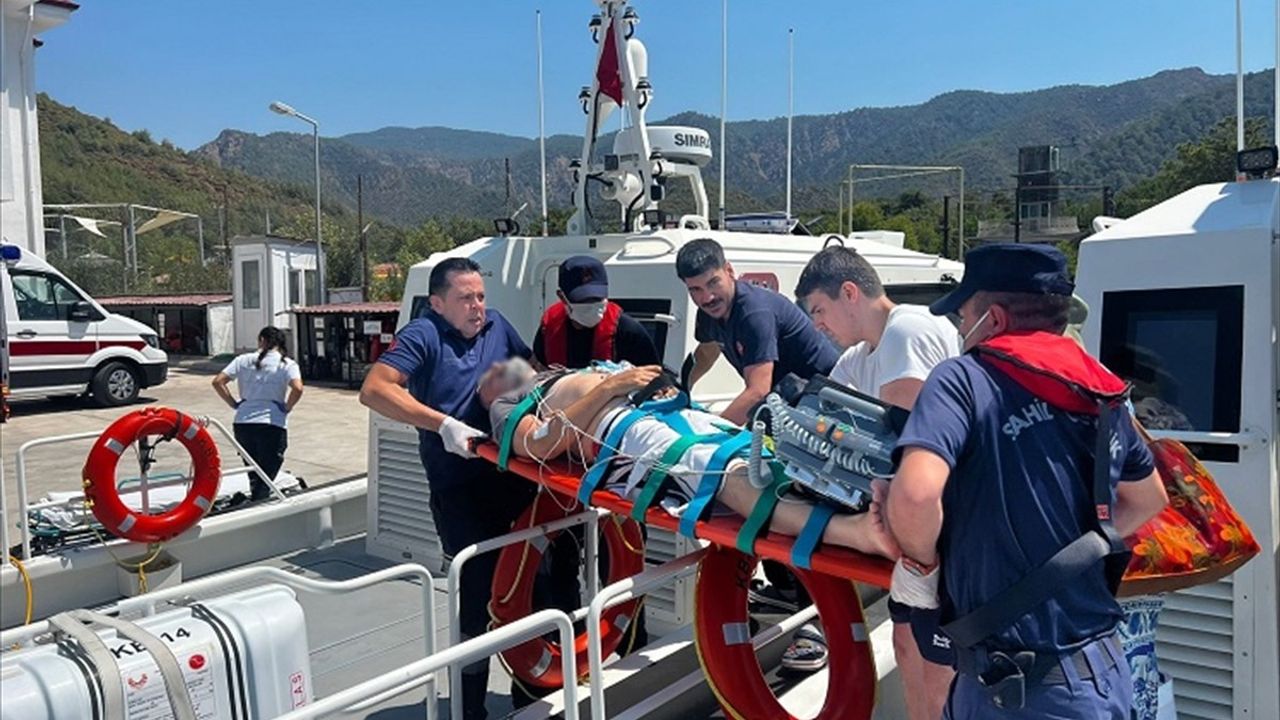 Marmaris’te Denizde Rahatsızlanan İki Kişi Tıbbi Tahliye Edildi