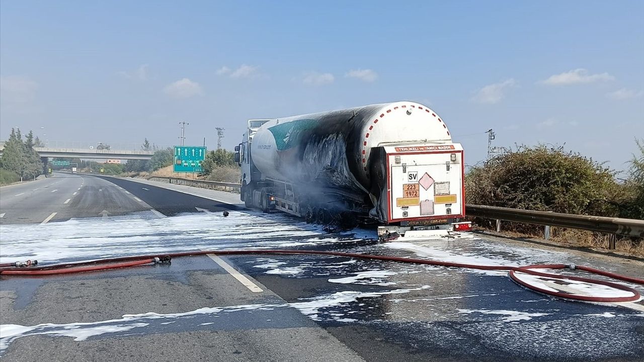 Mersin'de LNG Yüklü Tırda Yangın Söndürüldü