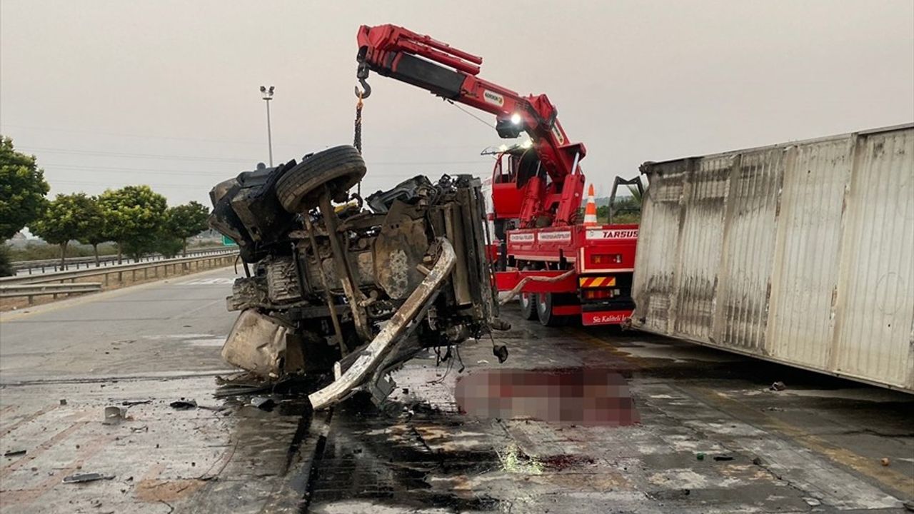 Mersin'de Otoyolda Feci Kaza: Tır Sürücüsü Hayatını Kaybetti