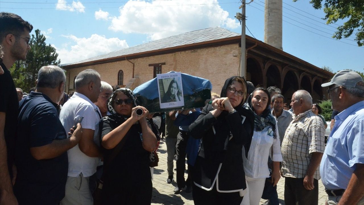 Mersin'deki Cinayetin Ardından Derya Demir'in Cenazesi Karaman'da Toprağa Verildi