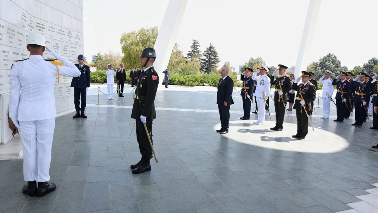 Milli Savunma Bakanı Yaşar Güler, TSK Komuta Kademesiyle Devlet Mezarlığı'nı Ziyaret Etti