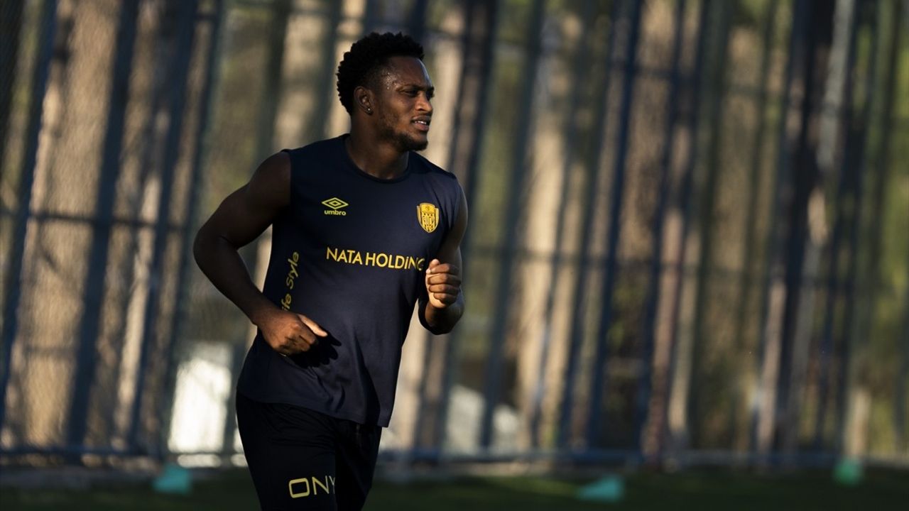 MKE Ankaragücü'nde Renaldo Cephas Antrenmanda