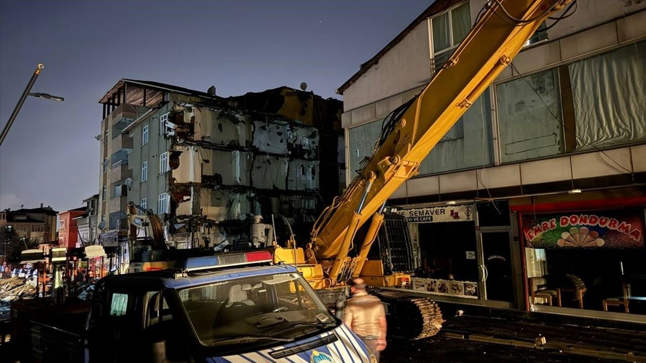 Pendik'te İETT Otobüsünün Vurduğu Binanın Yıkımına Devam Ediliyor