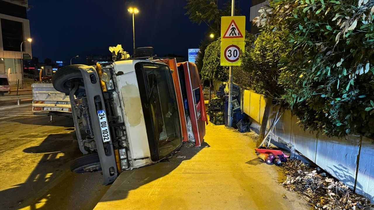 Pendik'te Sebze Yüklü Kamyonet Devrildi: 2 Yaralı