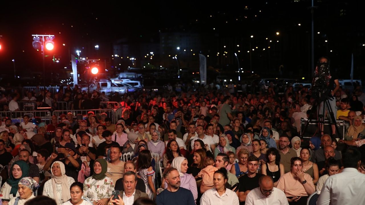 Rize'de TRT Sanatçıları Şehir Konserleri Coşkusu