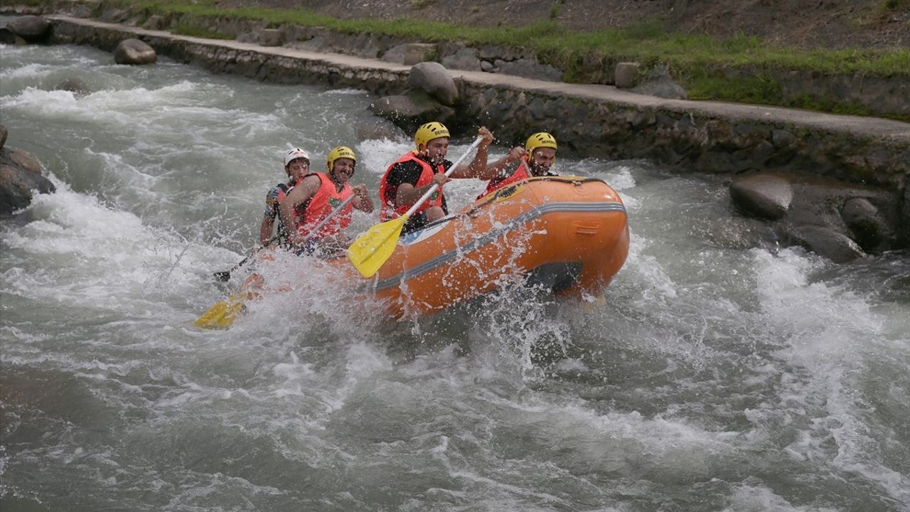 Rize'de Uluslararası Rafting Yarışması Heyecanı