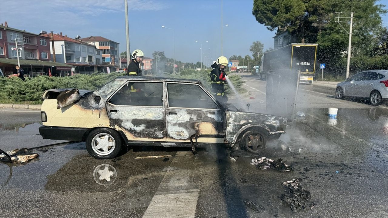 Samsun'da Seyir Halindeki Otomobil Yangını