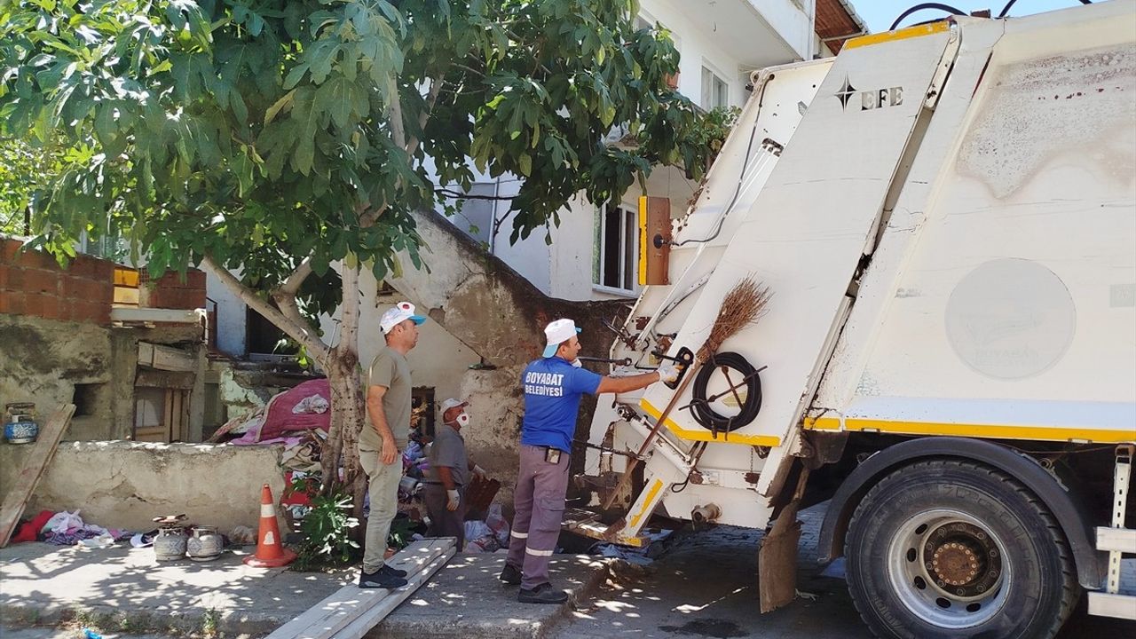 Sinop'ta Çöp Ev Skandalı: 7 Kamyon Çöp Çıkarıldı