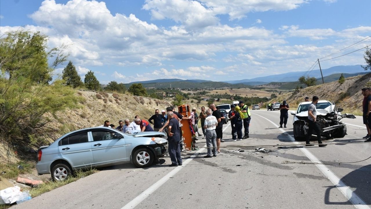 Sinop'ta Otomobil Çarpışması: 1 Ölü, 5 Yaralı