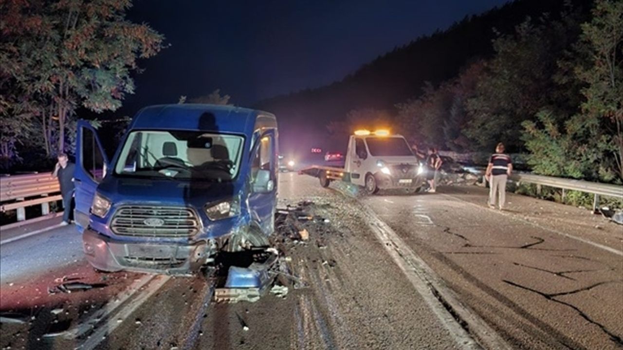 Sinop’ta Trafik Kazası: 2 Yaralı