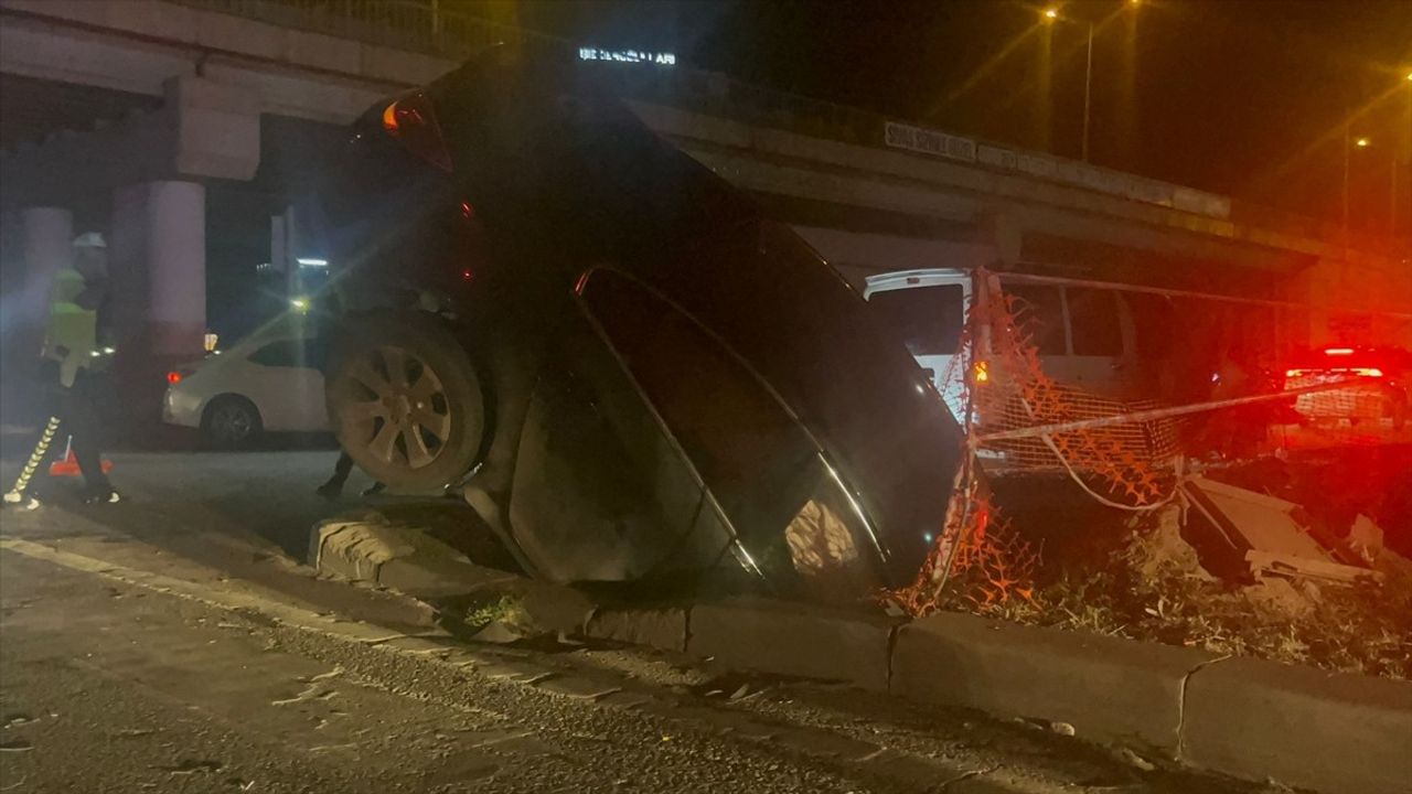 Sivas'ta Kaza: Otomobil Hafif Ticari Araçla Çarpıştı, 5 Yaralı