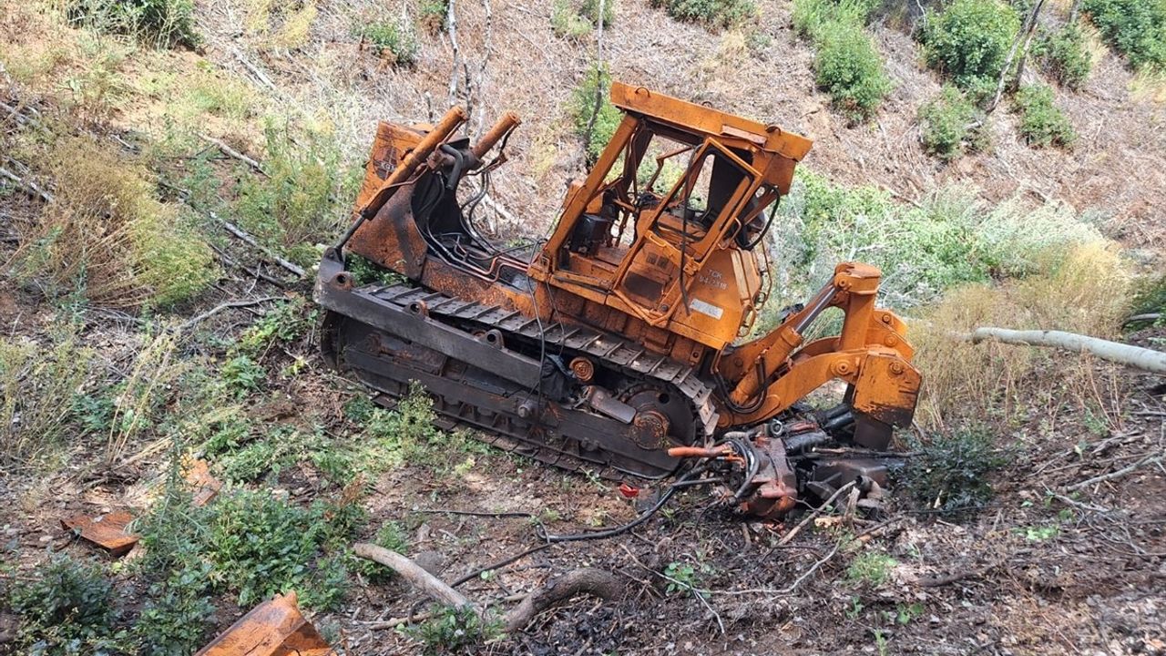 Sivas'ta Orman Yangınına Müdahale Eden Dozer Dereye Yuvarlandı