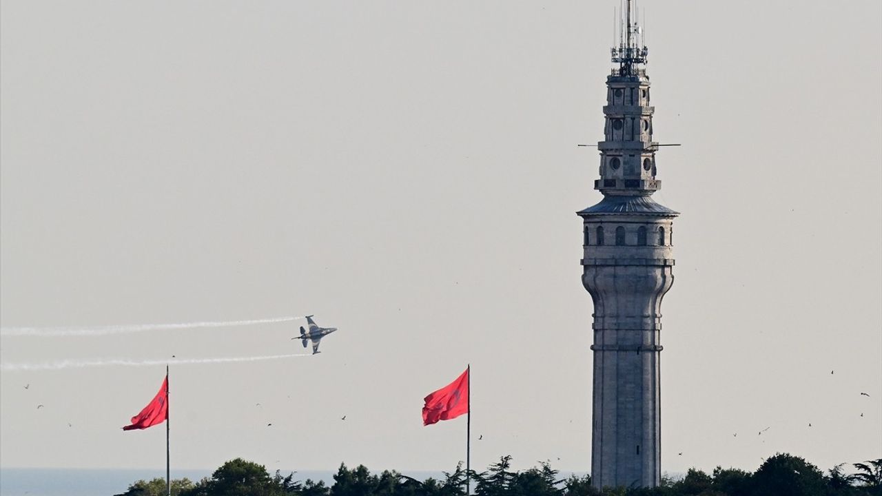 SOLOTÜRK, Zafer Bayramı'nda İstanbul'da Gösteri Uçuşu Gerçekleştirdi