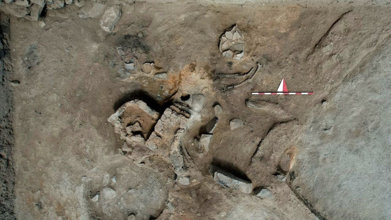 Tavşanlı Höyük'te 3.750 Yıllık Fayans Silindir Mühür Bulundu