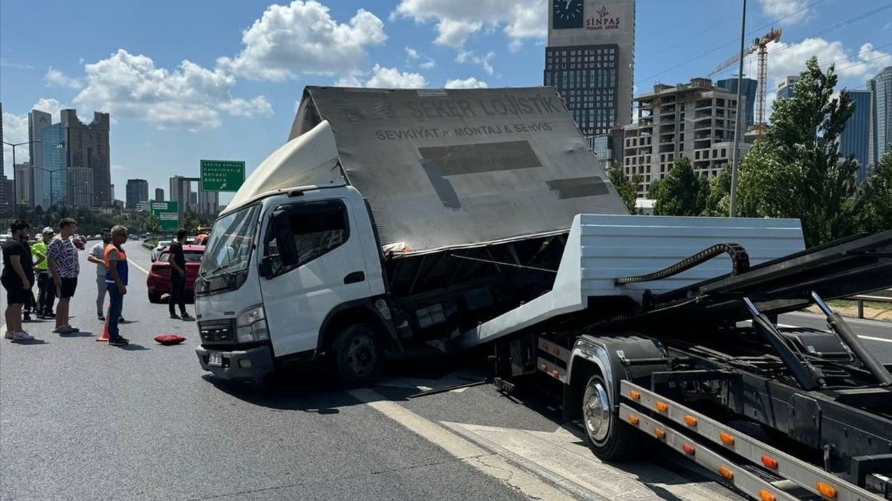 TEM Otoyolu'nda Tekstil Yüklü Kamyonet Devrildi: Trafik Yoğunluğu Oluştu