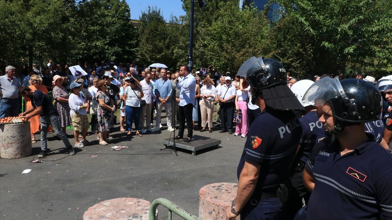 Tiran'da Belediye Başkanı Veliaj'a Protesto ve İstifa Çağrıları Sürüyor