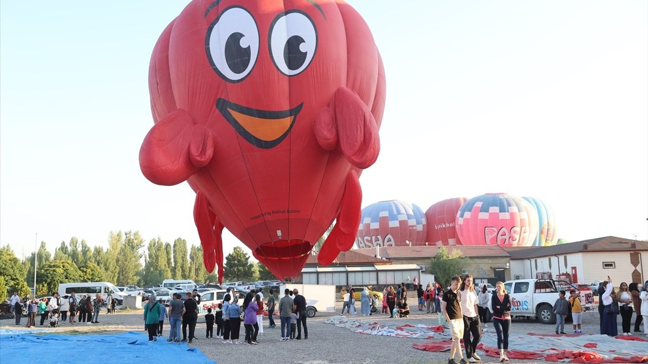 Ürgüp'te Figürlü Sıcak Hava Balonları Gökyüzünü Renklendirdi