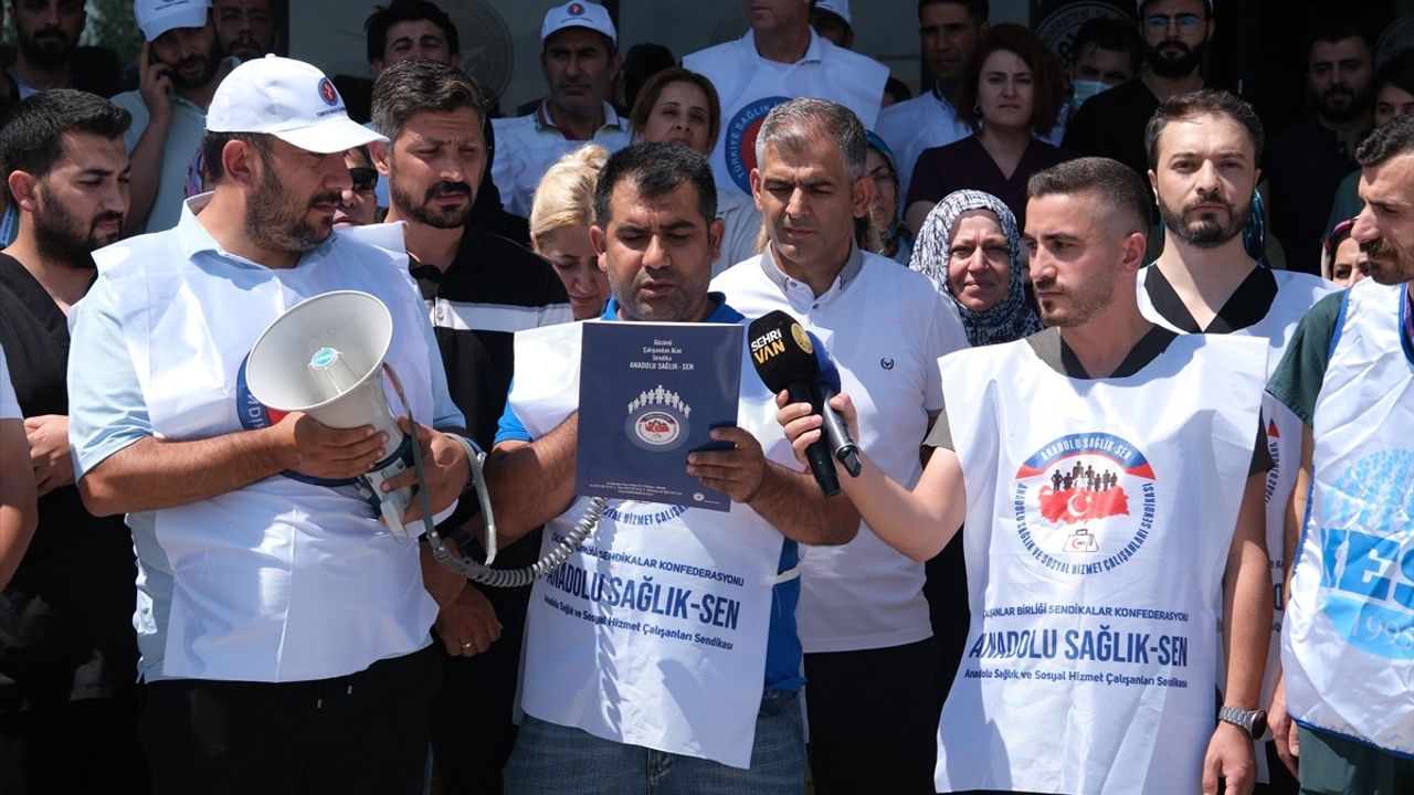 Van'da Sağlık Çalışanına Yapılan Saldırı Protesto Edildi