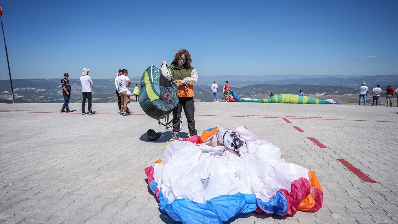 Yamaç Paraşütü Etkinliği: 110 Uçuşla 'Take Off Bilecik' Başarıyla Tamamlandı