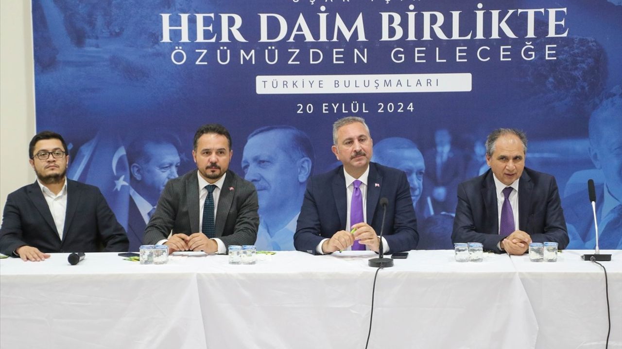 Abdulhamit Gül Uşak'ta STK Temsilcileriyle Buluştu