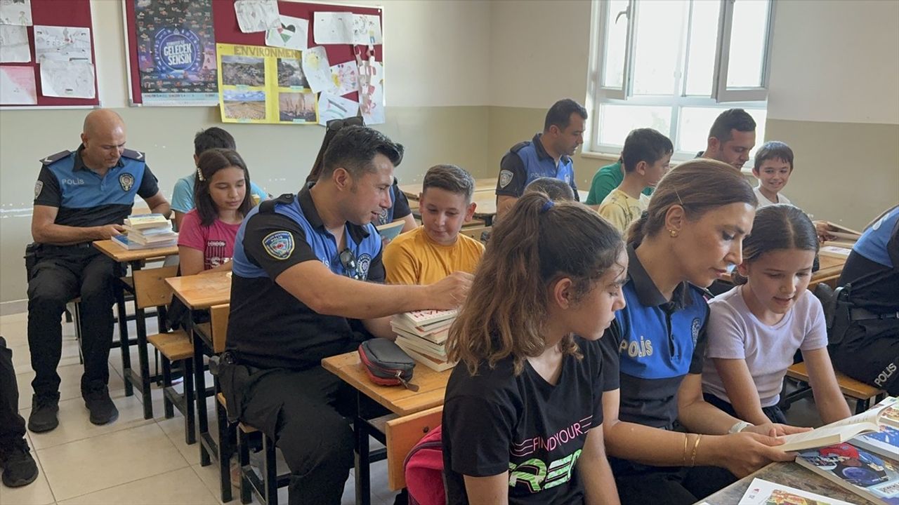 Adana'da Polis ve Öğrencilerden Ortak Kitap Okuma Etkinliği