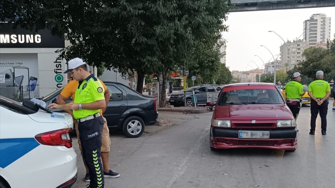 Adana'da Sürücülere Yaya Geçidinde Ceza Uygulandı