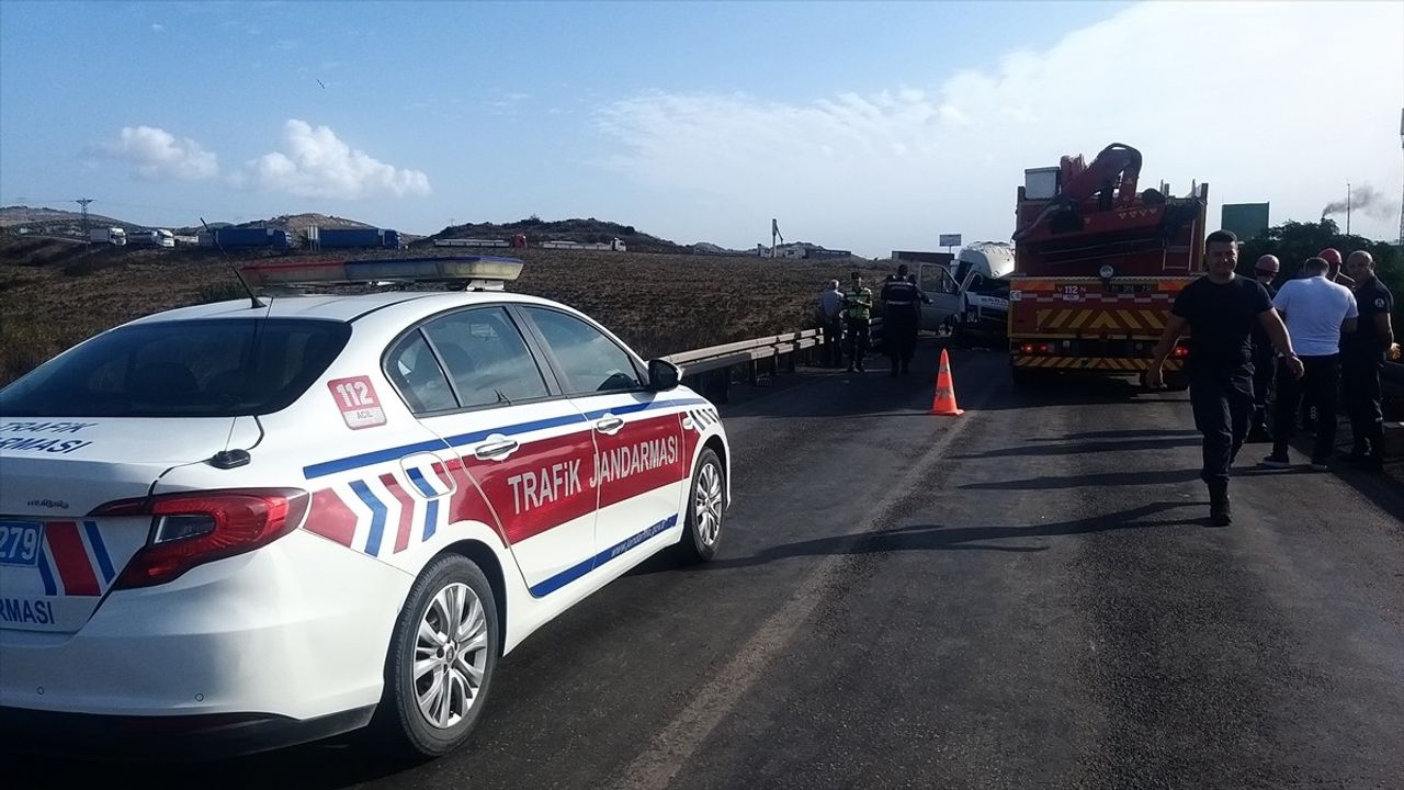 Adana'da Tır ve Servis Minibüsü Çarpıştı: 4 Kişi Hayatını Kaybetti