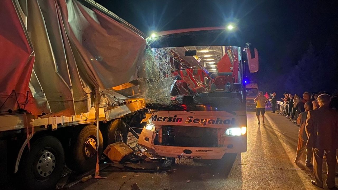 Adana'da Yolcu Otobüsü Trafik Kazası: 3 Yaralı