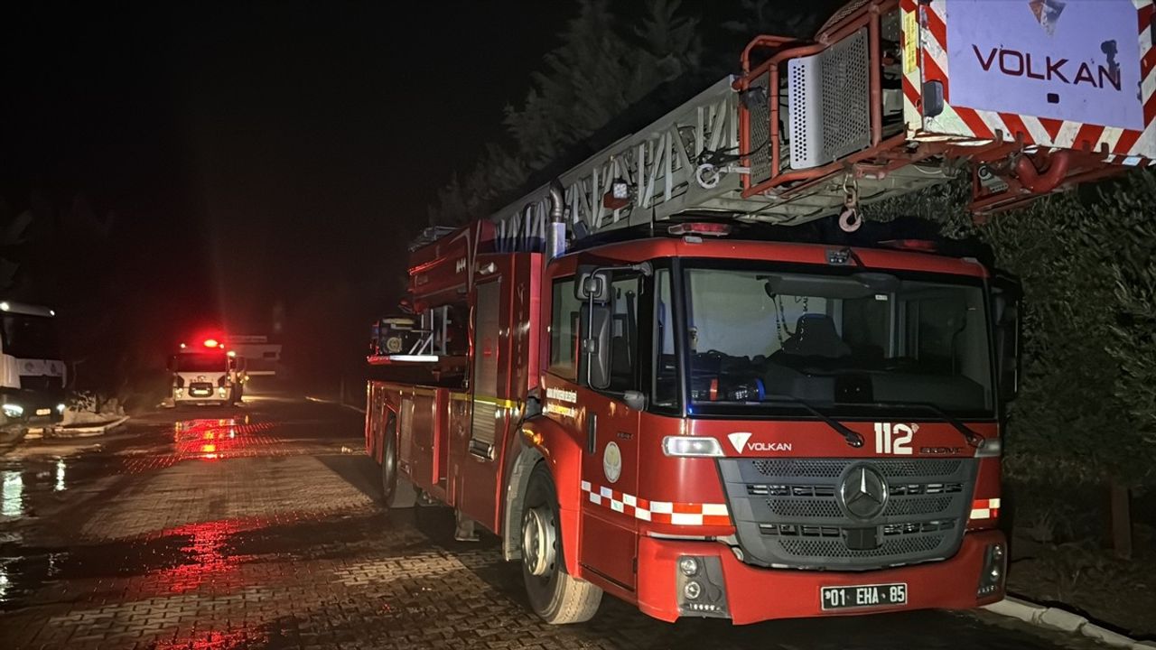 Adana'daki Geri Dönüşüm Fabrikasında Yangın Kontrol Altına Alındı