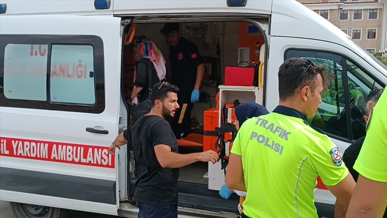 Adıyaman'da Trafik Kazası: Motosiklet Çarpıştı, 5 Yaralı