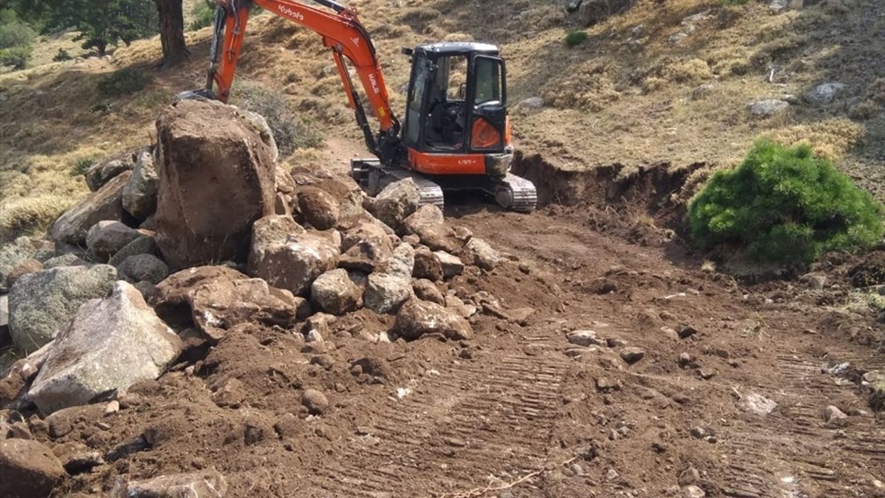 Afyonkarahisar'da Kurtarılan İnek İçin 1,5 Kilometre Yol Açıldı