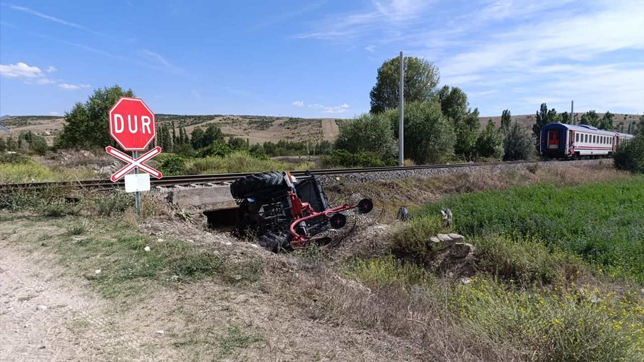 Afyonkarahisar'da Yolcu Treni Traktöre Çarptı