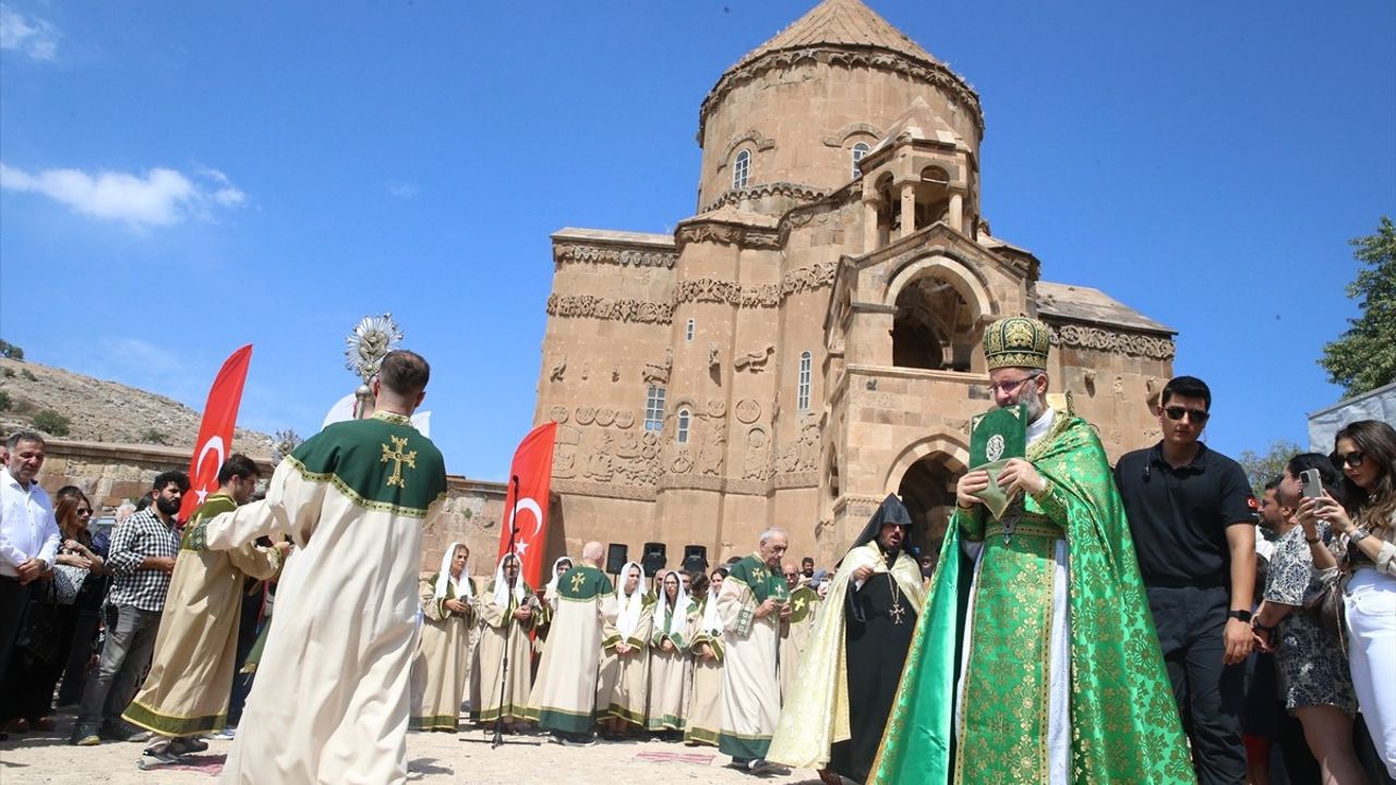 Akdamar Kilisesi'nde Geleneksel İbadet Töreni Gerçekleşti