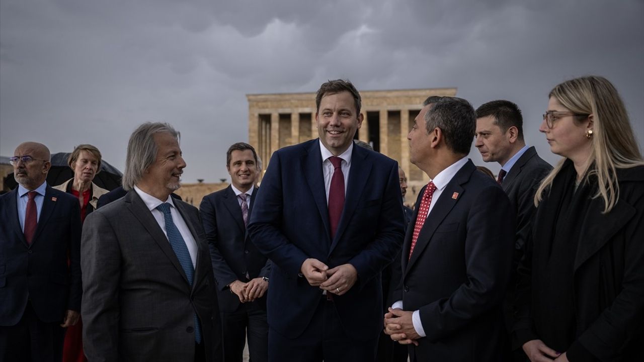 Almanya SPD Eş Genel Başkanı Lars Klingbeil Anıtkabir'i Ziyaret Etti