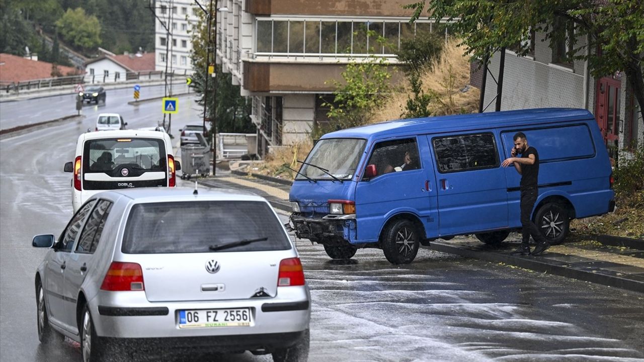 Ankara'da Minibüs Kayalıklara Çarptı: Anlık Kaza Araç Kamerasında