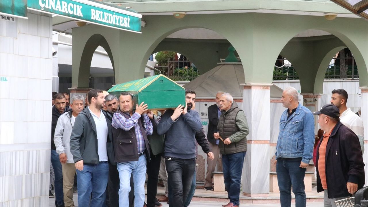 Antalya'da Bıçaklı Kavga: Genç Hayatını Kaybetti