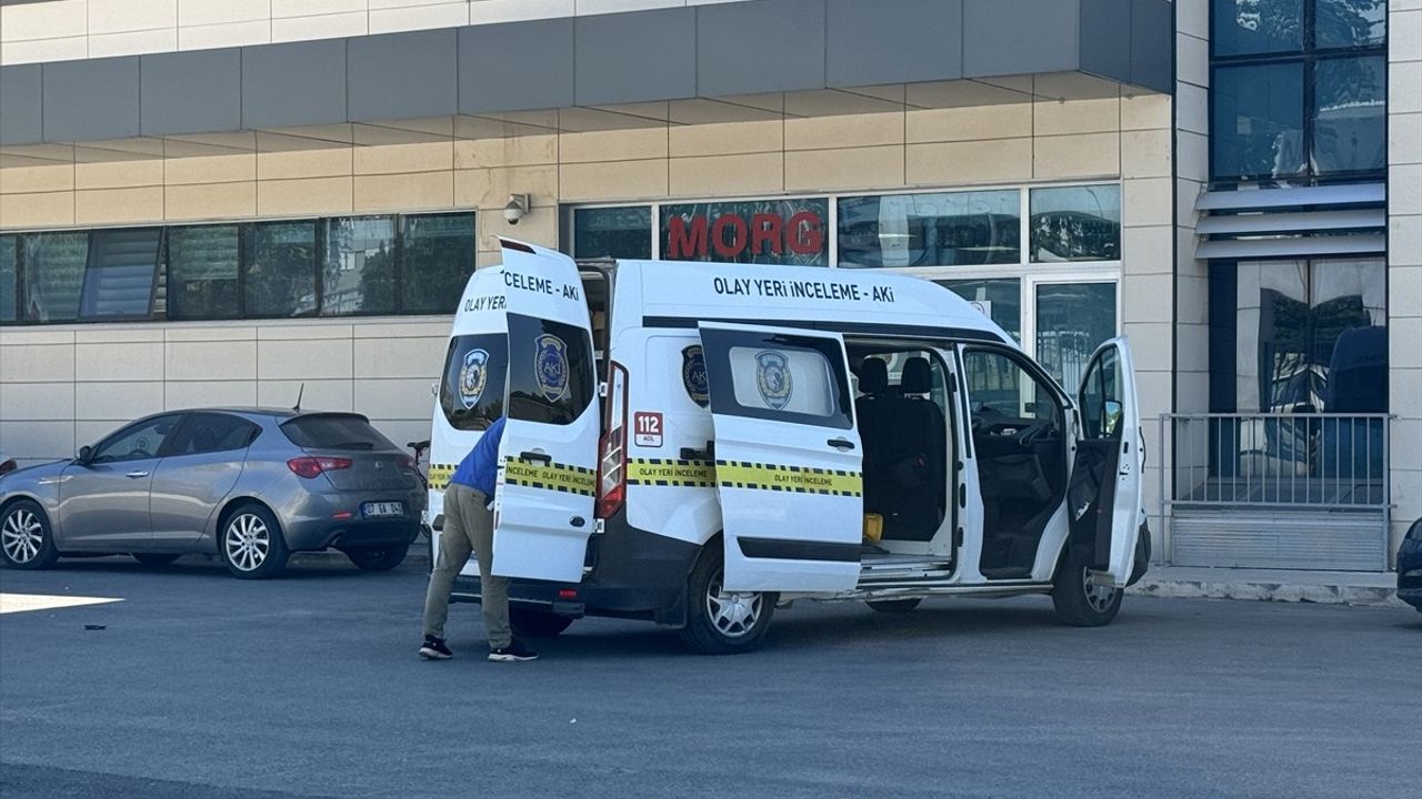 Antalya'da Bıçaklı Saldırı: Bir Ölü, Bir Yaralı