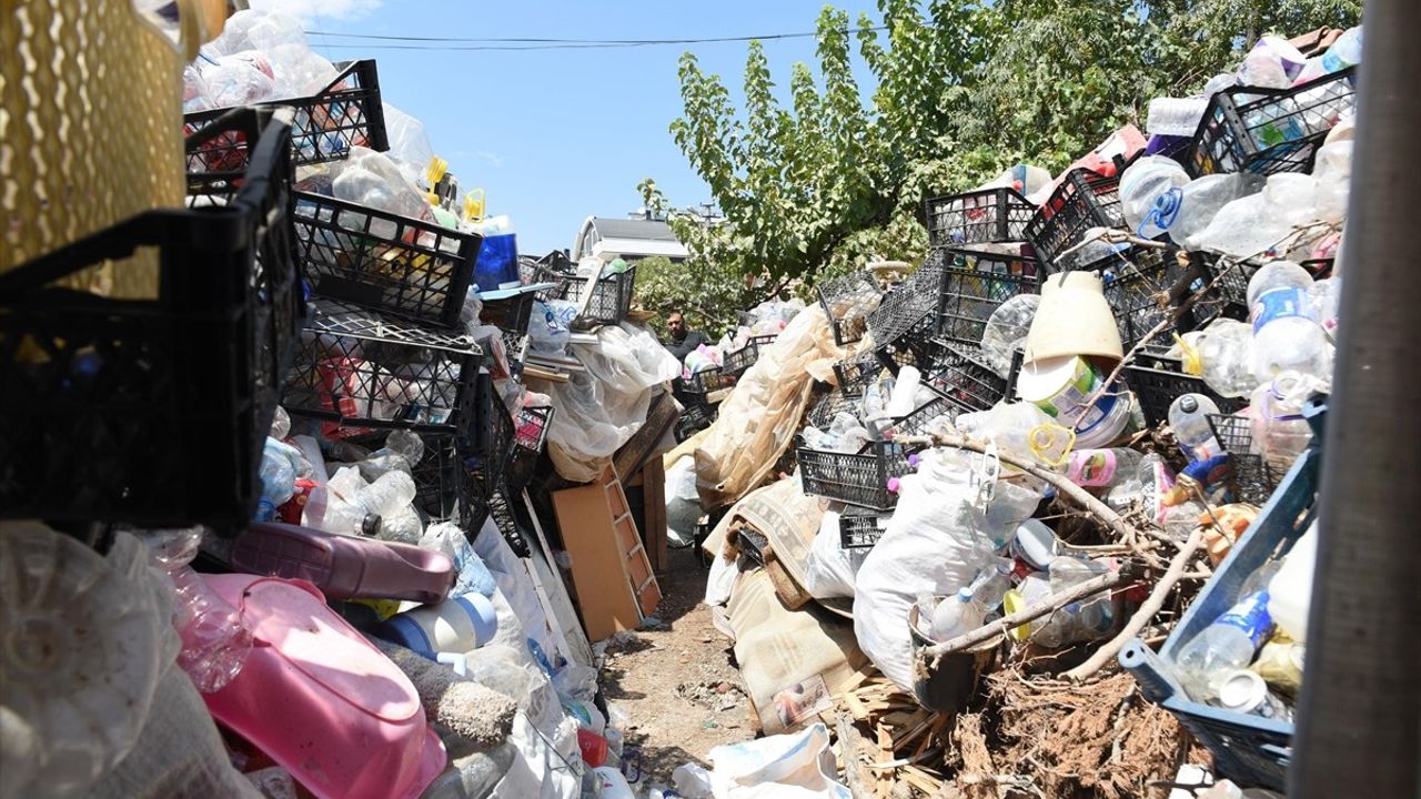 Antalya'da Gecekondudan 14 Kamyon Çöp Çıkarıldı