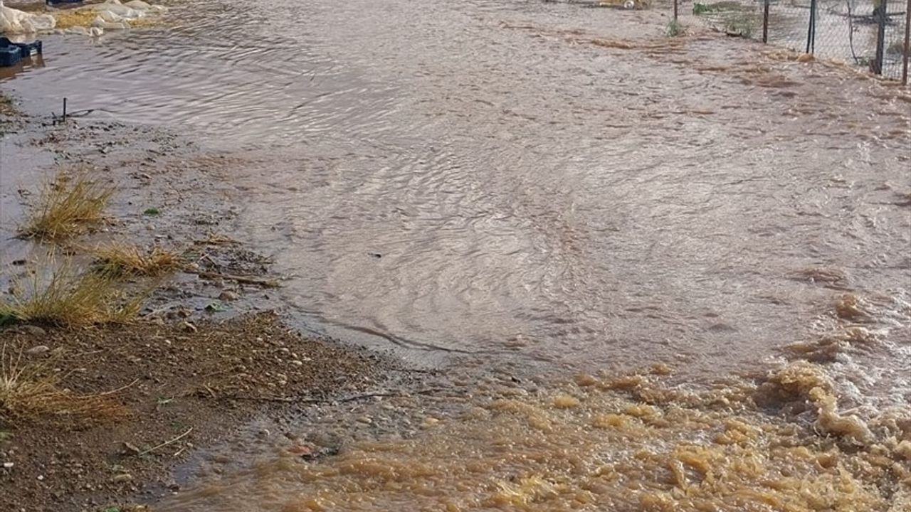 Antalya'da Hortum Felaketi: Evlere ve Seralara Zarar Verdi