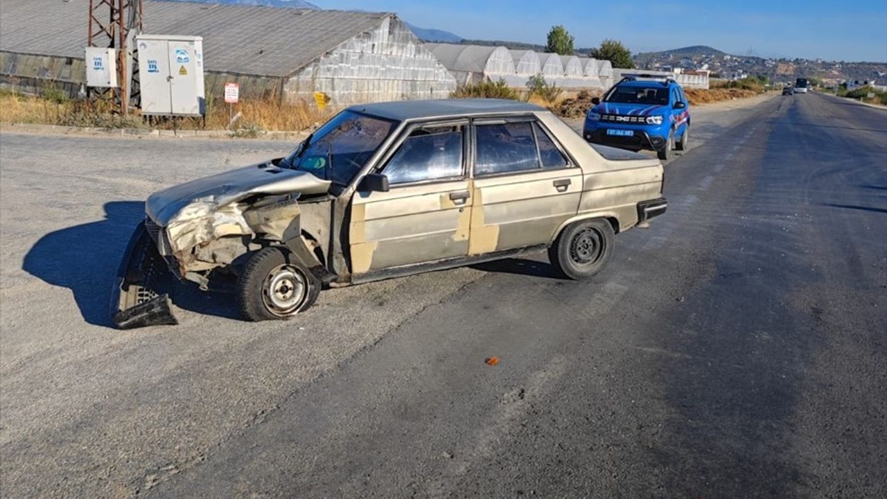 Antalya'da Motosiklet ve Otomobil Çarpıştı: Güvenlik Kamerasından Görüntüler Ortaya Çıktı