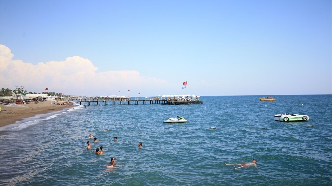 Antalya'da Sıcak Hava İle Mücadele: Tatilciler Serinletici Etkinliklerle Rahatlıyor