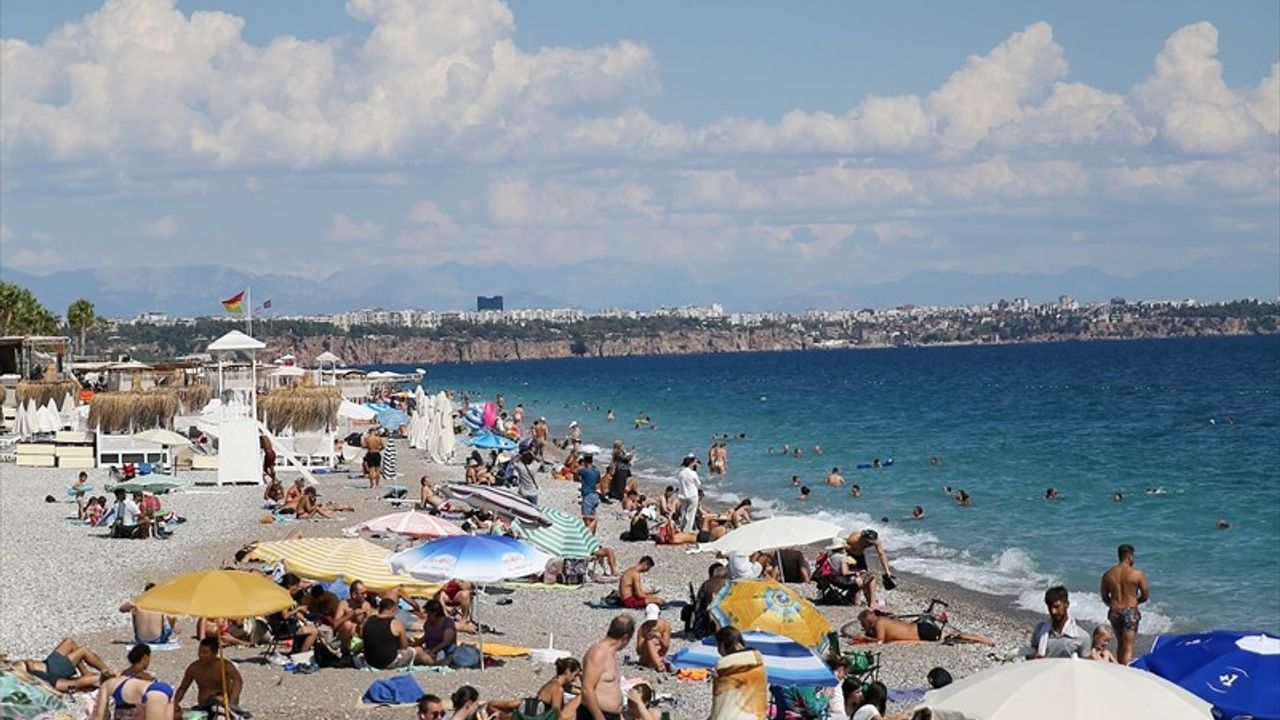 Antalya Sahillerinde Sonbahar Sıcağı Etkili Oluyor