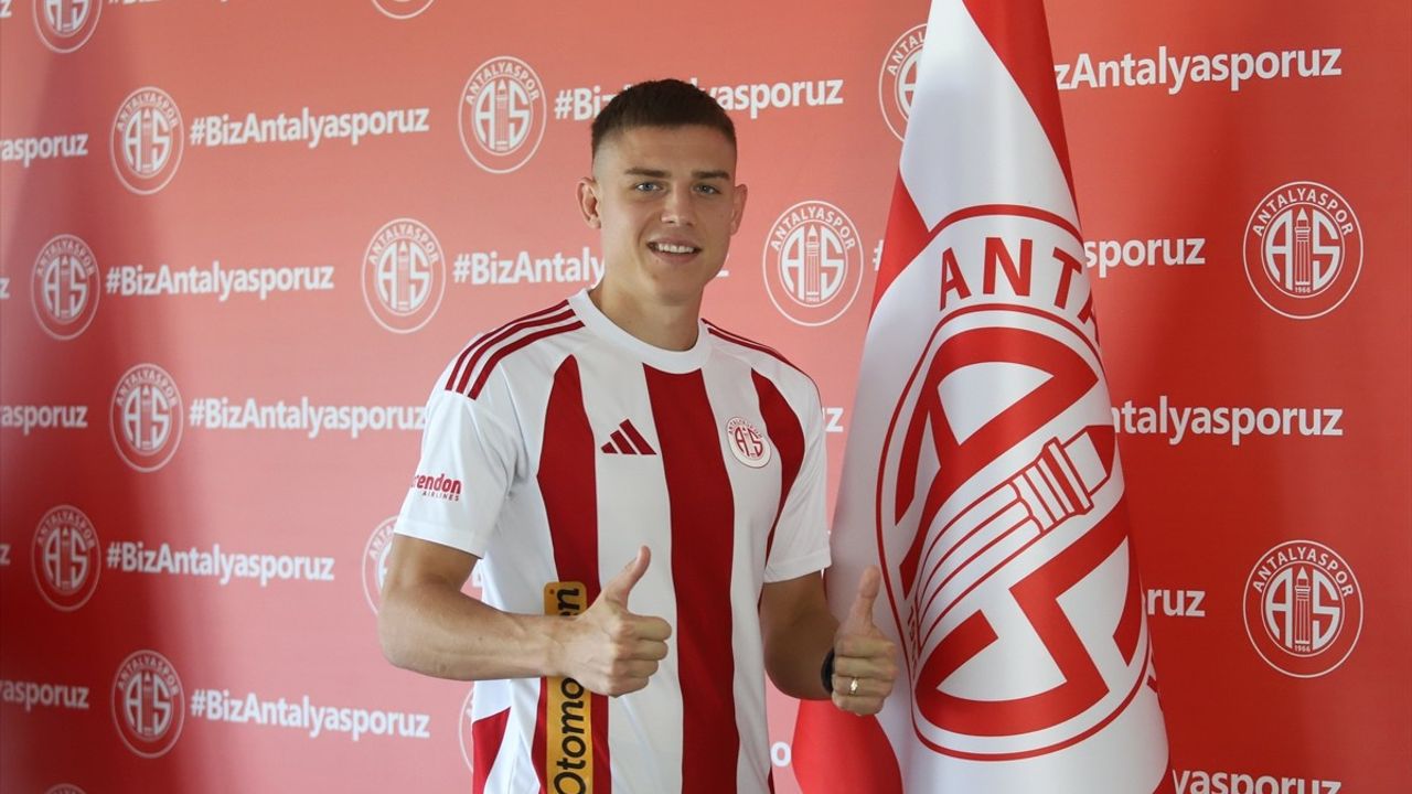 Antalyaspor İmza Töreni: Oleksandr Petrusenko ve Abdurrahim Dursun Kulübe Katıldı