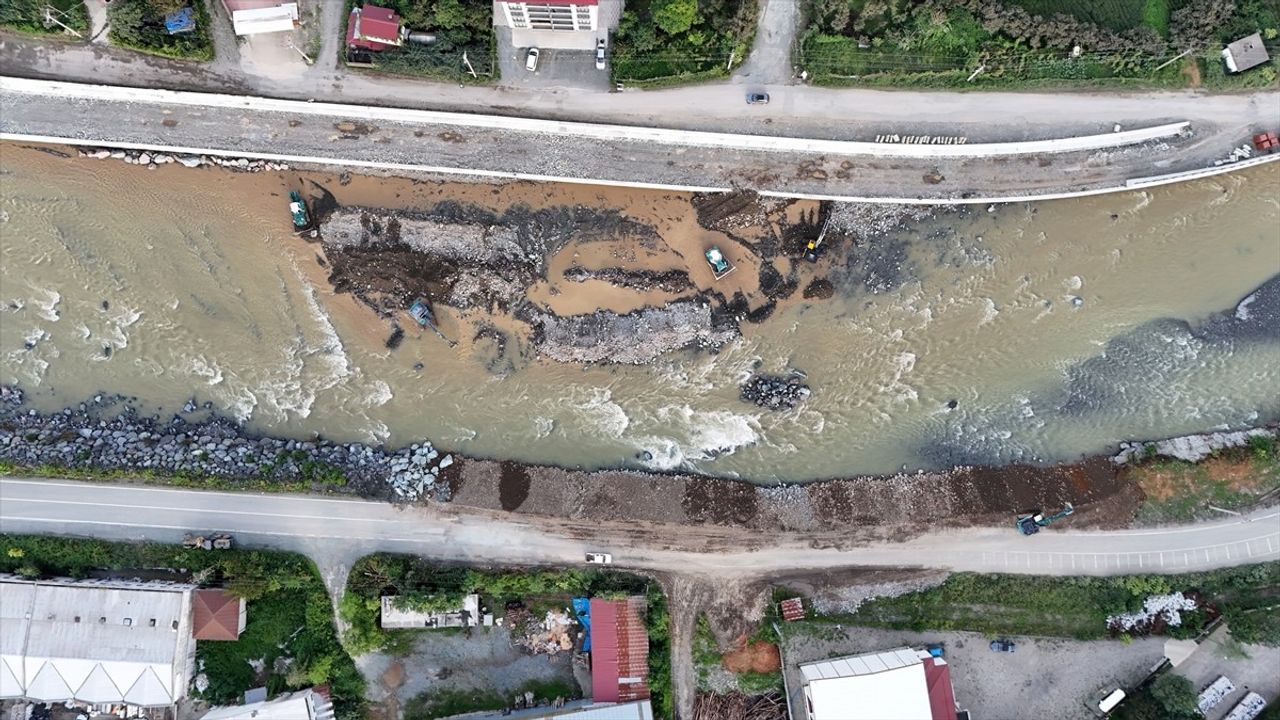 Arhavi'de Taşkın ve Heyelan Sonrası Temizlik ile Yol Yapım Çalışmaları Devam Ediyor