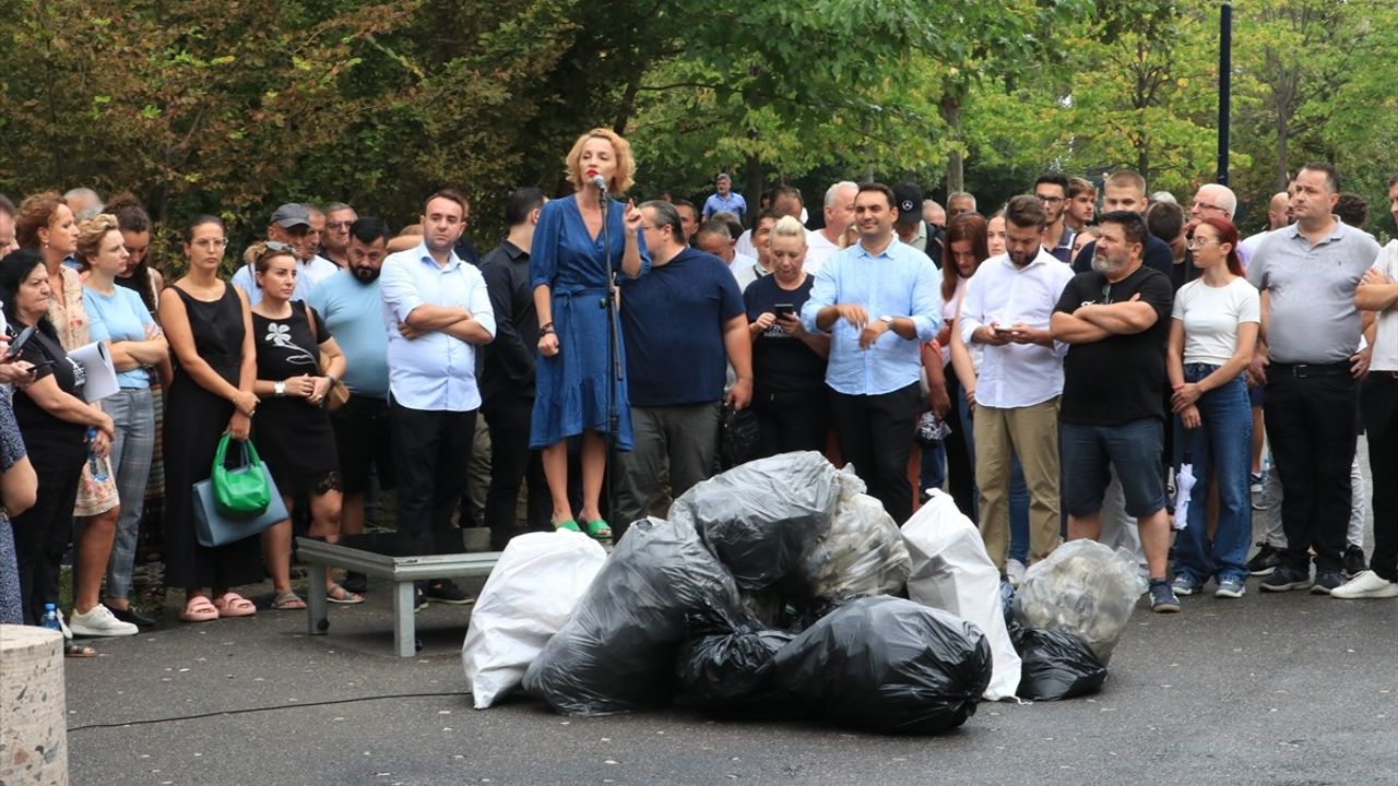 Arnavutluk'ta Belediye Başkanı İstifası İçin Protestolar Devam Ediyor