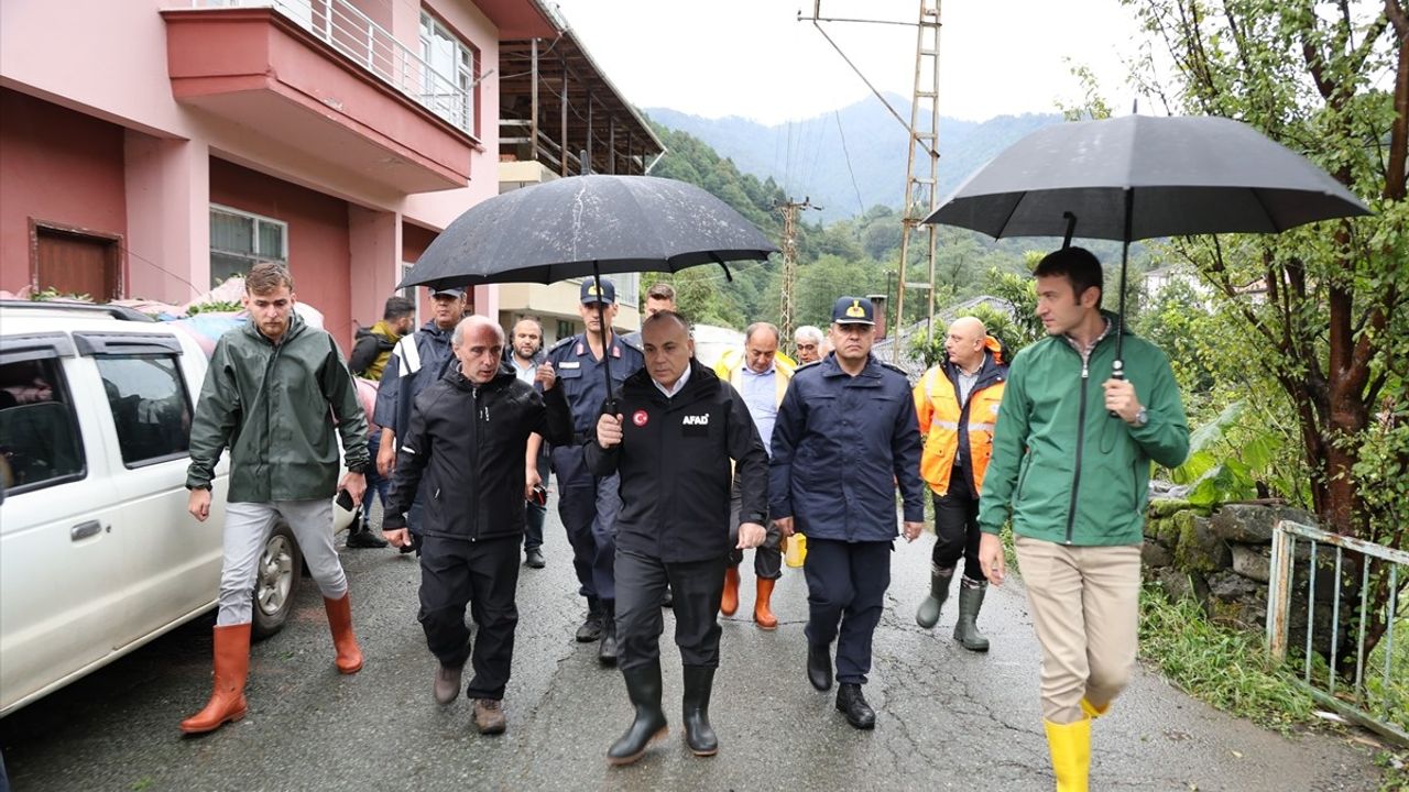 Artvin'de Heyelan Sonrası 32 Köy Yolu Ulaşıma Açıldı