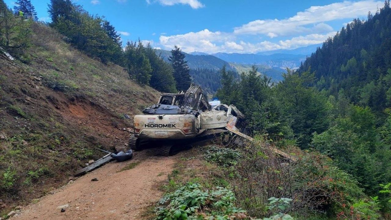 Artvin'de İş Makinesi Taşıyan Kamyon Uçuruma Devrildi: 2 Kişi Hayatını Kaybetti