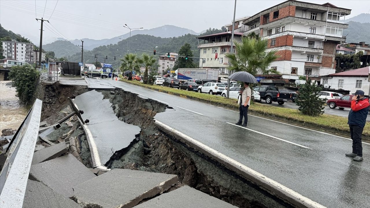 Artvin-Hopa Karayolu Yağışlar Nedeniyle Ulaşıma Kapandı