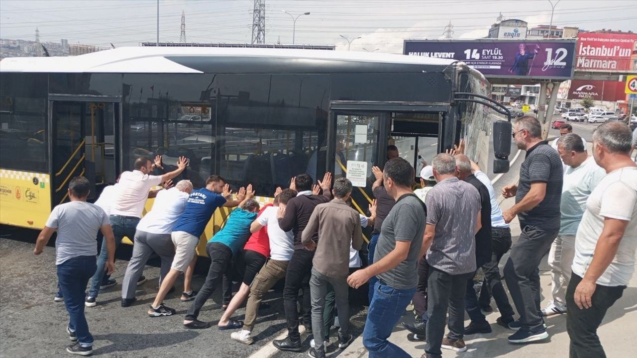 Avcılar'da İETT Otobüsü Kaza Yaptı: D-100 Kara Yolu Edirne İstikameti Kapandı