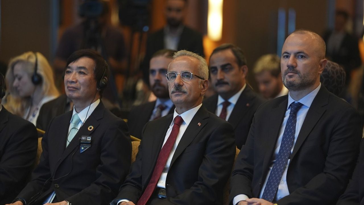 Bakan Uraloğlu, Evrensel Posta Birliği Forumuna Katıldı